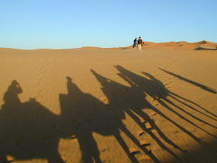 モロッコ周遊ツアー、砂漠のテントホテルから、ラクダに乗って朝日を拝む