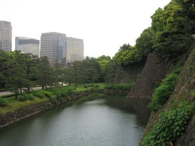 5月27日、バラ園を後にして本丸跡、汐見坂より二の丸庭園へ進んだ。すっかり東御苑全体が新緑に覆われていて清々しい気分になった。<br /><br /><br /><br /><br /><br />＊写真は汐見坂から見られる白鳥濠