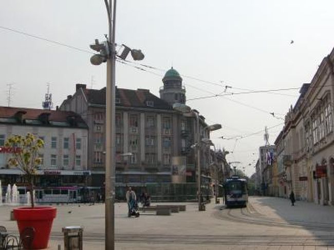 4/30 Banja Luka09:30-Slavonski Brod12:30/13:15-Osijek15:05→【変更】Banja Luka08:45-Zagreb12:30/12:40-Osijek17:10<br /><br />Slavonski Brodででの乗り換えは不可能とのことで移動ルートを変更<br /><br />ザグレブ行きのバスは出発が15分遅れ、しかも国境越えでトラブッた人がいて20分のロス。なのにその後のトイレ休憩が20分、遅れを取り戻そうという気はないのか？ザグレブでの乗り継ぎは間一髪だった。このハラハラこそ旅の醍醐味？