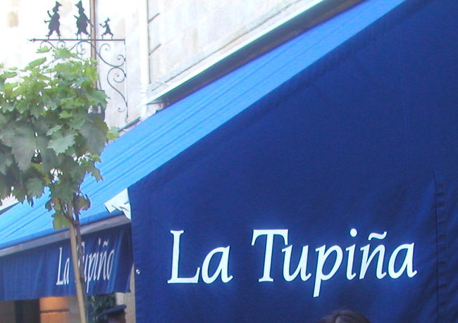 フランス二日目の夕食は<br />ＨＰから予約をしておいた<br />ﾋﾞｽﾄﾛ「ラ・チュピナ（La Tupina）」です。<br /><br />新聞『ヘラルド・ トリビューン』が世界のビストロ第 2位に選んだ<br />ボルドーの地方料理が食べられるレストラン<br />シラク大統領や有名政治家御用達のフランスを代表するビストロ<br />とだけあり、期待は膨らみ…<br /><br /><br />◆南仏ドライブ横断の旅（2006）日程◆<br />1日目：成田→ボルドー<br />2日目：サンテミリオンシャトーめぐり<br />3日目：ボルドー市内観光<br />4日目：ボルドーメドックシャトーめぐり→ルルドの聖地<br />5日目：ルルド→　カマルグ→　アルル<br />6日目：アルル→　レ･ボー→　リュベロン（ゴルド/ルシヨン）<br />7日目：リュベロン（アプト）→　アヴィニョン→ポンデュガール<br />8日目：リュベロン（リル・シュル）→　サントロペ　→マントン<br />9日目：マントン→サンレモ（伊）<br />10日目：モナコ→　エズ→　ニース<br />11日目：ニース<br />12日目：ニース発→　機内<br />13日目：成田