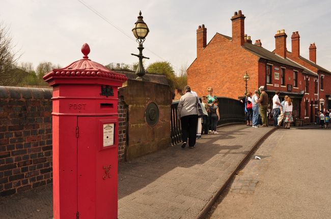 Black Country Living Museum（http://www.bclm.co.uk/）は、１９世紀から２０世紀初頭のブラック・カントリー（バーミンガムの北西）の一般の人々の暮らしを再現したオープンエアのミュージアムです。<br /><br />タイムトリップしたような感覚になれるこの場所が好きで、天気がいいのに暇な日には、ついここへ足を運びます。<br /><br />ちなみにブラック・カントリーの名前の由来は、炭鉱や鉄鋼業でこのエリアが栄えていた時代、煤けてどこもかしこも真っ黒だったことに由来するそうです。<br /><br />このエリアの人が話す英語は、イギリス人でもなかなか理解できません。<br />が、このミュージアムの中で１９世紀の格好をして当時の暮らしぶりについて説明をしてくださるキャラクターと呼ばれる方々の英語は問題ありません（もちろんイギリス英語として）のでご安心ください。<br />ミュージアムからの帰り、最寄り駅で電車を待っている時に地元のおばちゃんに話しかけられたのですが、６割方は理解できませんでした。おばちゃん、ごめんよ、当てずっぽうに返事しちゃったよぉ。<br /><br /><br />前回の旅行記：<br />19世紀のイギリスへタイムトリップ / ブラックカントリー・リビング・ミュージアム<br />http://4travel.jp/traveler/drywhitetoast/album/10316508/<br />（セピアカラーの写真が中心です）