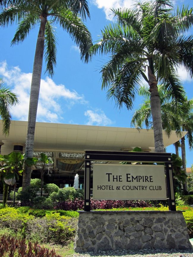 ブルネイ（正式名称：ブルネイ･ダルサラーム）。<br />アジアで一番豊かで平和な国。<br />その首都「バンダル･スリ･ブガワン」には、世界で２つしかないと言われる７つ星ホテルの１つがあります。<br />それが、「The Empire Hotel＆Country Club」。<br />ＴＶ番組で紹介されていたそのホテル、ぜひ泊まってみたいゾ！<br />早速Ｗｅｂで予約完了。<br />コタキナバルから空路でひとっ飛び～！<br /><br />Wow！ スゴイ、スゴ過ぎるぅ～w(゜o゜)w<br />いちいち豪華なファシリティに、ひたすらお口が“あんぐり”。<br />こんな場所があるなんて、世界ってやっぱり面白いわー。