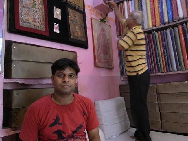 インド人との約束<br /><br />Banarasにあるメトロラ・シルク・ファクトリー（カント店）&#9742;2200189の主Raviとの約束を履行しよう<br /><br />その約束とは、わがブログでこの店を紹介してあげること<br /><br />この店は、地球の歩き方で「高品質でリーズナブルなシルクを」と紹介されているなかなか有名な店なのである<br /><br />リキシャーを頼むと、別の店に連れ込まれるという情報を得ていたので<br />吾輩は徒歩でこの店を目指したのだが、リキシャーたちがまるで銀蠅のようにしつこく付きまとい<br />「アイム・コーリア」の殺し文句もこの街では効果が無く<br />不覚にも玉砕したのである<br /><br />ホテルに戻り、フロントから同店へ電話をし、迎えに来てもらうこととした<br />店主自らが迎えに来てくれて、恐縮したのであった