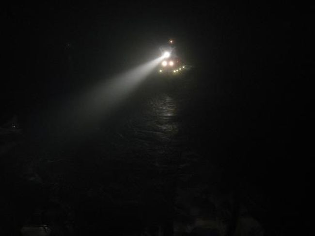 夕食は仙台港の出港1時間前の19時から食べ始めた。<br />20時ちょうどにドラの合図が船内放送で流されて、いざ旅立ちの時である。<br /><br />真っ暗な濃霧の中をタグボートが粛々とオペレーションをこなす。