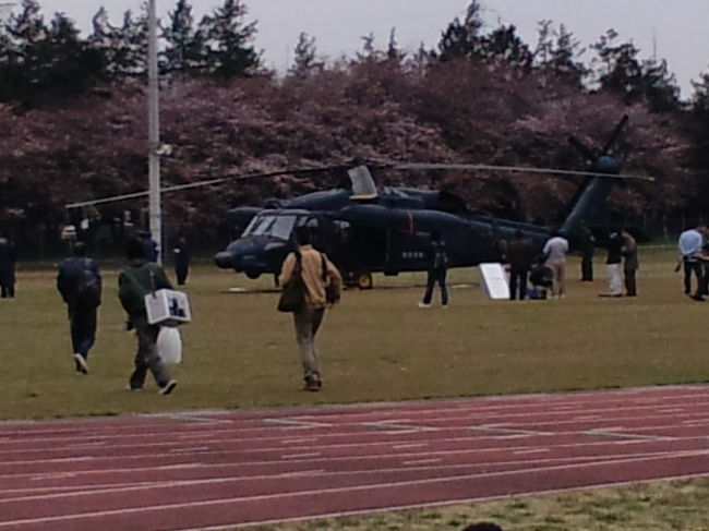 4月4日 電車(JR高崎線)で籠原駅下車 熊谷基地まで歩いて20分。初めて訪れましたが、桜の花見客でいっぱいでした。航空自衛隊と言っても通信基地のため滑走路はありません。ちょうど基地に向かっているときにヘリコプターが着陸するのが見えました。少し遅れて広いグラウンドに行くと2機のヘリコプター(CH47・UH60)が地上展示されておりました。<br />以下、当日の展示飛行プログラムです。<br />11:30〜12:00 CH-47 輸送ヘリコプター <br />12:00〜12:30 UH-60 救難ヘリコプター <br />13:10〜13:30 T-4 ブルーインパルス <br />14:05〜14:20 T-7 練習機 <br />14:25〜14:40 C-1 輸送機 <br />14:45〜15:00 F-4 戦闘機 百里基地から飛来、3回航過飛行<br /><br />ブルーインパルスは、アクロバット飛行のプログラム途中で中断(カラスを避けるため?基地上空から離れて旋回飛行、このまま終了する場合もありますと放送していた。)するハプニングがありましたが、無事、再開して飛行を終えました。<br />