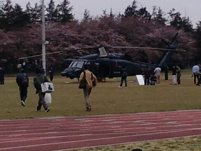 ４月４日　電車（JR高崎線）で籠原駅下車　熊谷基地まで歩いて20分。初めて訪れましたが、桜の花見客でいっぱいでした。航空自衛隊と言っても通信基地のため滑走路はありません。ちょうど基地に向かっているときにヘリコプターが着陸するのが見えました。少し遅れて広いグラウンドに行くと2機のヘリコプター（CH47・UH60）が地上展示されておりました。<br />以下、当日の展示飛行プログラムです。<br />11：30〜12：00 CH-47 輸送ヘリコプター <br />12：00〜12：30 UH-60 救難ヘリコプター <br />13：10〜13：30 T-4 ブルーインパルス <br />14：05〜14：20 T-7 練習機 <br />14：25〜14：40 C-1 輸送機 <br />14：45〜15：00 F-4 戦闘機 百里基地から飛来、３回航過飛行<br /><br />ブルーインパルスは、アクロバット飛行のプログラム途中で中断（カラスを避けるため？基地上空から離れて旋回飛行、このまま終了する場合もありますと放送していた。）するハプニングがありましたが、無事、再開して飛行を終えました。<br />