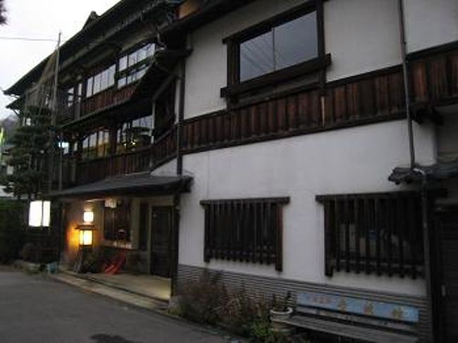 赤湯は、どんよりとした北日本特有の天候だった。<br />また、温泉街といった風情はあまり感じられず、どちらかといえば古き良き「田舎町」を連想させられた。