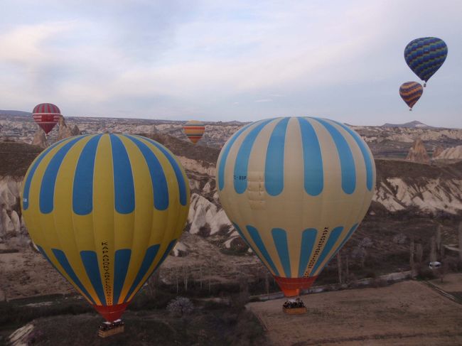 大学院の卒業旅行はエジプトとトルコに行きました!!<br />日本旅行の｢エジプト＆トルコ　カッパドキア奇岩探訪11日｣というツアーに参加しました。<br /><br />６日目の朝、カッパドキア気球ツアーで、カッパドキアを空から散歩してきました。<br /><br />感動の連続でした。カッパドキア気球ツアーは超おすすめです！<br /><br />ちなみにカッパドキア本編はこちらから<br />http://4travel.jp/traveler/umesama/album/10456768/<br />