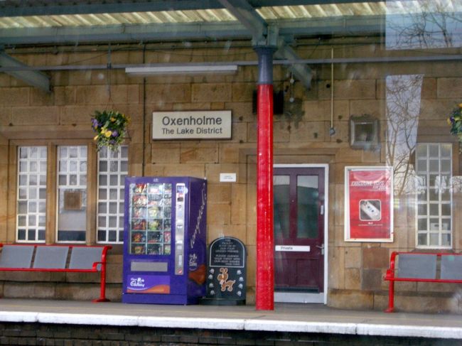 エジンバラからの直通電車はなく<br />Oxenholm駅で湖水線に乗り換え<br />Windermere駅まで約20分<br /><br />英国ロマン派の詩人<br />ウィリアム・ワーズワース<br />（William Wordsworth、1770－1850年）<br />＆<br />ピーターラビット<br />（Peter Rabbit）の作者<br />ビアトリクス･ポター<br />（Helen Beatrix Potter、 1866/7/28-1943/12/22）<br />の世界へ<br /><br /><br />■英国列車紀行（2004）日程■<br />　1日目　成田発クアラルンプール経由で機内泊<br />　2日目　ロンドン→ヨーク→エジンバラ<br />　3日目　湖水地方<br />　4日目　湖水地方<br />　5日目　ストラットフォード・アポン・エイボン<br />　6日目　コッツウォルズ<br />　7日目　オックスフォード→ロンドン<br />　8日目　ロンドン→カンタベリー→ドーバー海峡<br />　9日目　ロンドン市内<br />10日目　ユーロスターでパリへ<br />11日目　パリ→モンサンミシェル<br />12日目　パリ市内<br />13日目　パリ発機内泊<br />14日目　クアラルンプール経由で成田着<br />