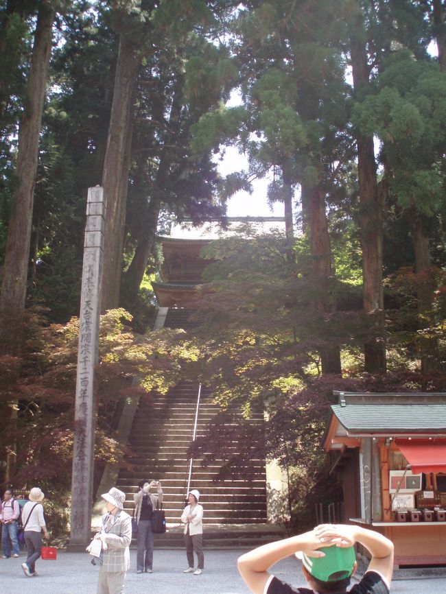 比叡山延暦寺。名前はよく聞くけど今まで一度も行ったことがありませんでした。<br />ってことで、京都に用事があったのでその帰りに寄ってみました。<br />いやぁ〜、広いのね。<br />下界は30度近い暑い日でしたが、比叡山は22度。とても気持ちよかったです。行ってよかったぁ〜。