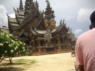 28金曜午後目的の１つthe sanctuary of truth<br />写真は１００５２８．サンクチュアリー　オブ　トゥルー。これとムアンボランとエラワン博物館の３つは同じ方が建築された建物。今回の旅で３箇所とも見学できました。<br />早い時間だけどホテルにチェックインできて、荷物を置いて観光に出ます。<br />２日前になって３連休になった主人。行きは会社の運転手に時間外を頼み帰りは長距離バスを利用します。<br />パタヤ４回目２泊。ガーデンクリフ・リゾート＆スパホテル。<br />サンクチュアリー　オブ　トゥルーのパンフレットから<br />２０６/２ｍ.５naklua,banglamung,chonburi 20150<br />０３-８３６-７２２９　<br />ＦＡＸ０３-８３６-７８４５<br />www.sanctuaryoftruth.com<br />馬車を体験。チケット売り場の横から見晴らし台までですぐ下車。象で回る方もあります。階段を降りたらまた馬車がいて再び乗り込みます。馬車はのんびりしかもなんでか建物を２周。海側から建物を眺める事も出来ます。スピードボートで１周１５分間。<br />イルカショーは当日でないとあるかないか分からず。で、この日は無し。