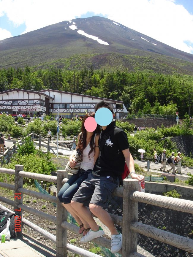 <br />富士山を見たことがないから見てみたい！という私の希望で日帰りバスツアーに参加することに。<br />当日は快晴でとてもきれいに見ることができて感動。クリアーに全体を見ることができるのは珍しいとか。<br />ブルーベリーはまだ少し苦かったけど、モモは甘くておいしかったし、大満足のバスツアーでした。