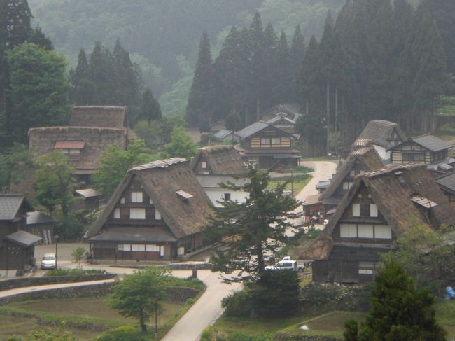 女３人　世界遺産になった五箇山白川郷へと　２泊３日のドライブ旅行で出かけた　あいにくの曇り空だったけど　散策中は降られず、のんびりと　地元の人ともふれあい、かやぶき民宿にも泊まり　楽しい３日間をすごした