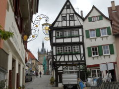 中世の塔や木組みの家が並ぶバートヴィンプフェン