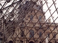 世界3大美術館 LOUVRE （ルーブル美術館）のピラミッドを降りて行くと・・・