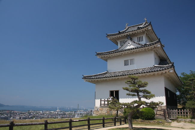 ちょっとこま讃岐を旅してきました。<br />岡山からＪＲ瀬戸大橋線に乗り香川県へ、最初に目指したのは丸亀です。<br />丸亀は、早くから海上交通の要衝として、また、物資の集散地として発展し、特に金刀比羅宮の参道口として大いに賑わいました。慶長７年（１６０２）、生駒氏が亀山に築城し、丸亀城と名付けたのが「丸亀」という名の起こりといわれており、以後、城下町として栄えてきました。丸亀城は扇の勾配と呼ばれる美しい石垣が有名で、その石垣は高さ日本一を誇り、現在も市のシンボルとして、多くの人たちに親しまれています。<br />