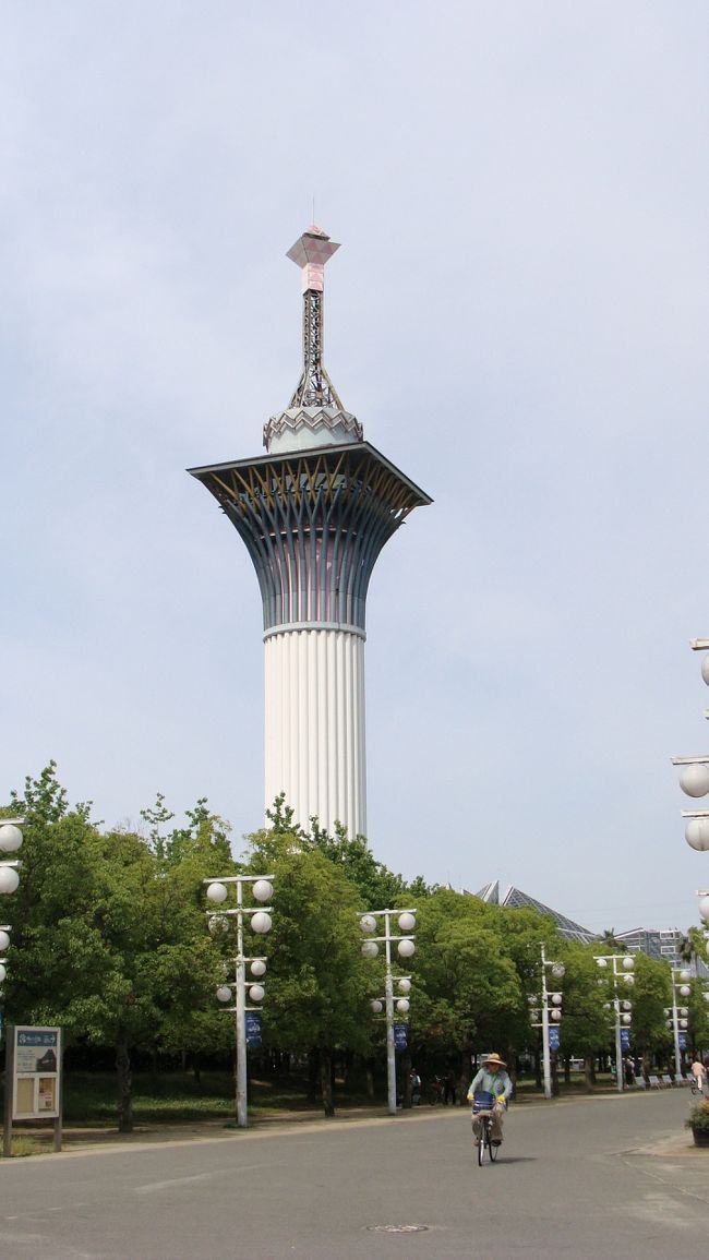 午前11時半に到着する予定が、9時前に着いてしまった。<br /><br />日曜日の高速千円で渋滞を予想したのが外れたのと、名神高速の吹田廻りで近畿道の摂津南の渋滞を通過する必要が無かったためである。<br />新名神から草津JCTに入り、京滋バイパスの久御山JCTで第二京阪に入れば、第二京阪の門真で降りるだけ。<br />この間の渋滞はなく、四日市辺りで車の通行量が増えた程度。<br /><br />駐車場は炎天下で、ゴンちゃんを残しておくわけにはいかず、ゴン車に乗せて緑地内の散策に出掛けました。