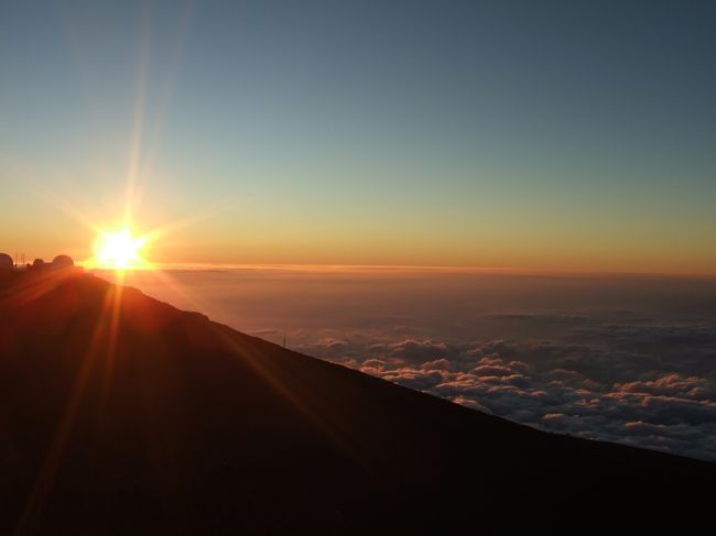 2010・ハワイの旅・マウイ島★ホエールウォッチングのつづきです。<br /><br />http://4travel.jp/traveler/hualalaicyan/album/10468508/<br /><br />[全行程]<br /><br />01/10：成田　<br />01/10：ＪＡＬでハワイ島コナへ<br /><br />■01/11〜15　<br />カイルアコナでプチプチ留学（５日間）<br />http://4travel.jp/traveler/hualalaicyan/album/10461397/<br /><br />■01/15：美しいビーチへ<br />http://4travel.jp/traveler/hualalaicyan/album/10461669/<br /><br />■01/16：ハワイ島ノースコハラへドライブ。<br />ハビィ〜ポロル渓谷〜ワイピオ渓谷〜ホノカアタウン<br /><br />http://4travel.jp/traveler/hualalaicyan/album/10461696/<br />http://4travel.jp/traveler/hualalaicyan/album/10461776/<br /><br />■01/17：フアラライ・ホロホロ。<br />http://4travel.jp/traveler/hualalaicyan/album/10462026/<br /><br />■01/18：ハワイ島で一年ぶりに友人と再会。そしてヒロへ。<br />■01/19：ヒロからカイルアコナ再び。黒砂海岸。<br />　　　　マナゴホテルで夕ご飯。<br />http://4travel.jp/traveler/hualalaicyan/album/10462403/<br /><br />■01/20：ハワイ火山国立公園。またヒロそしてカラパナ溶岩。<br />http://4travel.jp/traveler/hualalaicyan/album/10462972/<br /><br />■01/21：ケアラケクア・ベイへ。<br />http://4travel.jp/traveler/hualalaicyan/album/10463664/<br /><br />■01/22：さよならハワイ島。そして初マウイ島上陸。<br />■01/23：マウイ島ドライブ-1。イワオ渓谷。<br />http://4travel.jp/traveler/hualalaicyan/album/10467874/<br /><br />■01/24：ホエールウォッチング。<br />http://4travel.jp/traveler/hualalaicyan/album/10468508/<br /><br />■01/25：感動のハレアカラの夕陽。<br />http://4travel.jp/traveler/hualalaicyan/album/10469288/<br /><br />■01/26：さよならマウイ島。そしてオアフ島へ。<br />http://4travel.jp/traveler/hualalaicyan/album/10469288/<br /><br />そしてオアフ島にやってきた。<br />http://4travel.jp/traveler/hualalaicyan/album/10470107/<br /><br />■01/27：パンケーキのためにわざわざカイルアにあるＢＯＯＴＳ&amp;ＫＩＭＯ&#39;Ｓへ 。<br />■01/28：また再会。再会。<br />■01/29：ビショップミュージアムへ。夜はマノアＤＮＡのライブ。<br />■01/30：オアフ島ドライブ。ノースショア。<br />■01/31：さよならハワイ。帰国。 