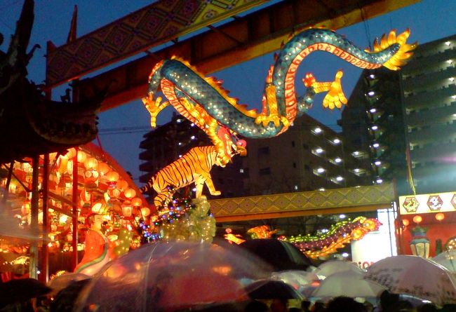 長崎サイコー！<br />長崎は今日も雨だった♪の歌詞の通り、天気予報は曇りであったにも関わらず<br />ランタンフェスティバルが最高潮を迎える夜にはもう、どしゃ降り。。。<br />ですがスタンプラリーに執念？を燃やす我が息子、靴の中がぐっちょんぐっちょんになるのにも構わず、弱音も吐かず、全部を回りきる事が出来ました。<br /><br />雨の為イベントも中止、美しいランタンも私たちより背の高い方たちが差す傘の陰になり見えず、お祭りを満喫できたとは言えません。<br />が、<br />◇頑張って歩きぬいた息子の笑顔<br />◇その美味しさに驚いた「四海楼」（炒飯絶品！）<br />◇おごそかな「大浦天主堂」<br />◇愛想の良い、「オランダ坂」のお土産店の方達<br />◇オーラ診断をして下さった「長崎しあわせ家」のきれいなおねえさん<br />◇ホテル「ビクトリア・イン長崎」スタッフの皆様<br />◇翌日快晴のもと散歩した、広くて美しい「水辺の森公園」<br />そして雨の中駆けつけてくれた、地元の友だち。。。<br /><br />その全てが、かけがえの無い、素晴らしい思い出です。<br />急な思い立ちから大金使うことになったのに、後悔するところが全くなくて、神様に感謝したくなる、そんな旅になりました。<br />