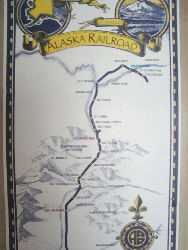 ２００８年９月２日出発限定（セントレア）「日本航空チャーター直行便で行く！！アラスカ」　の旅に参加しました。<br /><br />「キーナイ・フィヨルド国立公園氷河クルーズと氷河散策、デナリ国立公園の２大国立公園を訪ね、更にはフェアバンクスではオーロラ観測のチャンスを」というものです。<br /><br />以前は欧米に出掛ける時は給油の為必ず経由したアンカレッジ、一度は訪ねてみたいと思っていたアラスカの地ですが、今では逆にバンクーバー、或いはシアトルなど経由でないと行く事が出来なくなってしまいました。<br /><br />キーナイフィヨルド公園は悪天候で取り止めとなり、ガッカリ！！然しお天道様には勝てないと、諦めるより致し方ありませんでした。また、オーロラ観測は二晩とも出現し観測出来ました。最初の晩は膜状、次は虹状の白色のものでした、雲もでてをり区別が判然とせず、また、私の技量では写真におさめる事も出来ず不本意な二晩（２２時〜０３時）となりました。<br /><br />タルキートナからデナリパークまでアラスカ鉄道１等展望車に乗り、ゆったりしたスピードで進む列車の中からアラスカの雄大な景色を垣間見ました。白樺は黄葉、名前は知りませんが河畔の灌木は見事な紅葉で、秋の訪れを告げていました。<br /><br />アラスカは間もなく厳しい冬を迎えるのでしょう。<br /><br />200ｋｍそこそこの距離を途中停車する事なく約４時間半かけての旅でした。<br /><br />なお、アラスカ鉄道の運行は夏季は一日一便、冬季は週一便と事です。