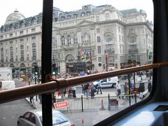 ロンドンの二階建てバスへは左の十番？