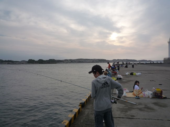 　子供達が釣りがしたいと騒いでましたので、久しぶりの釣りです。それと、生シラスが食べたかったので、江ノ島に行く事にしました。<br />　午前３時に起きて、午前３時４５分に自宅を出て、午前４時５０分には、江ノ島に到着です。<br />　釣果の方は、２０ＣＭぐらいの鯖が２２匹と鰯が１匹釣れました。<br />　帰りは、鎌倉に寄って鶴岡八幡宮でお参りをして帰ってきました。