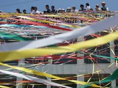 懐かしき宇高連絡船、惜別の紙テープ 