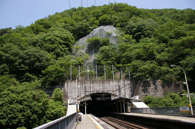 　10時に東梅田で集合。<br />少し早めに集まって阪急エスカレーター下にて弁当仕入れ。<br />【おにぎり弁当2個に巻き寿司1個】千円でお釣りがくる(^_^)v　ビル建設中のＪＲ大阪駅を１０：１３発新三田行き普通で武田尾駅まで。普通で50分、快速使って40分ほどで着く。話しているとすぐ到着〜。天気は高曇り、湿度が少なく気温は高めだがカラッとしている。