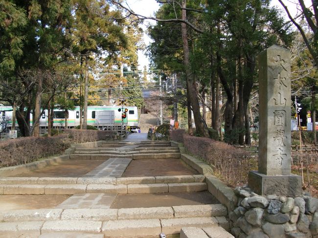 一般的に 横須賀線（よこすかせん）とは東京-逗子-久里浜駅間の路線と思われがちだが、実際は大船-久里浜駅間２３．９ｋｍを称する路線である。<br /><br /><br />明治維新以降、帝國海軍は横濱に東海鎮守府を設置したが、敷地狭隘である事と、当時横濱に雑居し仮想敵国たる支那人に対する防諜上とを理由に明治１７年（１８８４年）１２月１５日附で横須賀に移転し、茲に 横須賀鎮守府（よこすか ちんじゅふ）が改称成立する。<br /><br />然し、現在と異なり当時は横浜から横須賀への道路が１本しか存在せず、且つ、当然未舗装な悪路で馬車通行ですら難儀する隘路だった事から、有事勃発時の人員物資等の緊急大量輸送に鑑み、初代横須賀鎮守府長官 中牟田倉之助（なかむた くらのすけ）海軍中将（天保８年（１８３７年）３月３０日〜大正５年（１９１６年）３月３０日）（明治１７年（１８８４年)１２月１５日〜明治２２年（１８８９年)３月８日在任)より輸送手段改善が提議される。<br /><br />更に、明治１９年（１８８６年）６月２２日附で陸軍大臣 大山 巌（おおやま いわお）陸軍大将（天保１３年（１８４２年）１１月１２日〜大正５年（１９１６年）１２月１０日）（明治１８年（１８８５年)１２月２２日〜明治２５年（１８９２年)５月６日在任９、及び、海軍大臣 西郷従道(さいごう つぐみち)海軍大将（天保１４年（１８４３年）６月１日〜明治３５年（１９０２年）７月１８日）（明治１８年（１８８５年)１２月１５日〜明治２３年（１８９０年)５月１７日在任)連署で内閣に対し請議書を提出し鉄道設置が要請される。<br /><br /><br /><br />国立公文書館に於ける該保存文書に、<br /><br /><br />鐵道建設ニ関スル請議書<br /><br />相州横須賀ハ第一海軍区ノ海軍港ニシテ造船所武庫倉庫其他病院兵営練習艦隊等ヲ置キ鎮守府之ヲ管轄シ艦船ノ製造修理、兵員ノ補充ヨリ兵器弾薬被服糧食等ノ供給ニ至ルマテ海軍艦船ニ在リテハ之ヲ此港ニ仰カサルヲ得ス。又観音崎ハ東京湾口ニ斗出スル岬角ニシテ砲台ヲ置キ其防禦ニ充テ、実ニ東京湾防禦ノ要路ニ当ルノミナラス其背面ニアル長井湾ノ如キハ敵兵上陸要衝ノ地ナルヲ以テ、是亦陸軍ニ於テ最大枢要ノ地トス。然リ而シテ東京ヨリ横須賀観音崎ヘハ独リ海運ノ便アルノミ神奈川又ハ横濱ヨリハ連岡其間ヲ隔テ、峻坂嶮路車馬ノ途ヲ通セス、陸運ノ便ナキヲ以テ平時ト雖トモ風波ノ為メ輒モスレハ運輸ノ途全ク断絶シ困難ヲ生スルコト尠カラス。況ンヤ一朝事アルニ際シテハ兵器糧食ヲ横須賀ニ運輸シ陸軍軍隊ヲ長井湾地方ニ派遣シテ敵兵ヲ防禦セントスルモ運輸ノ途ナキカ為軍機ヲ失スルコトナキヲ得ス可ラサルニ於オヤ。故ニ此際汽車鐵道ヲ神奈川若ハ横濱ヨリ横須賀又ハ観音崎近傍便宣ノ地へ布設スルハ陸海両軍略上最モ必要オク可ヲラサルノ事項ニシテ大ニ両軍勝敗ノ関係スル所ニ之有之候條、汽車鐵道布設ノ義至急御詮議有之度此段請閣議候也<br /><br />陸軍大臣 伯爵 大 山 巌<br />海軍大臣 伯爵 西 郷 従 道<br /><br />内閣総理大臣 伯爵 伊 藤 博 文 殿<br /><br /><br />の記述が見られ、行間に朝鮮半島を巡る当時の日清間の緊迫感が窺いさせられる。<br /><br />初代第Ｉ次内閣総理大臣 伊藤博文（いとう ひろぶみ）（天保１２年（１８４１年）１０月１６日〜明治４２年（１９０９年）１０月２６日）（明治１８年（１８８５年）１２月２２日〜明治２１年（１８８８年）４月１３日在任）から、該鉄道建設調査を命ぜられたのが逓信省鐵道局長官 井上 勝（いのうえ まさる）（天保１４年（１８４３年）８月２５日〜明治４３年（１９１０年）８月２日）である。<br /><br />井上長官は調査結果を報告書に纏め内閣に回答した。<br /><br /><br />横須賀鐵道線路布設之義ニ附復命<br /><br />右線路ノ撰定及費額調査為致候処横濱ヨリ東海道ヲ戸塚驛ニ至リ此里拾壱里延長合テ弐英里 左折シ鎌倉ニ入リ雪ノ下ヨリ長浦ヲ経横須賀ニ達ス此里程拾壱英里 延長合テ弐拾英里也 又他ノ線路無トキニ非ラスト雖モ難易比較シカ難ク結局該線ヲ以テ最良ノ経路トス 此間著シキ工事ハ隧道ニシテ其延長凡ソ拾弐参町 其他海岸埋築及橋梁ヲ架設スル等一切ノ費額壱英里ニ附凡四萬圓 合計八拾八萬ノ見込ニ有之 乍去横濱戸塚間ハ将来幹線ト見做 夫ヨリ横須賀ニ至るルノ間即チ全ク支線タル分多ク隧道ノ工事等有ルヲ以テ里程八本支等分ト雖モ其支線ノ負フヘキ費額ハ五拾萬圓計ニ可達歟 此ノ概算ニ基キ布設ノ可否御決議ニ相成候ハ直ニ実測取掛リ線路設置等ノ手順可相立右復命候也<br /><br /><br />政府の回答書では、<br /><br />曩ニ陸海軍両大臣ヨリ其筋ヘ建議ノ趣旨ニ基キ同鐵道ヲ布設センカ為実測スル所ノ結果ハ其一端ヲ東海道鐵道戸塚藤澤間両驛間ニ起シ左折鎌倉ニ出テ長浦港ヲ経テ横須賀ニ達スルノ一線ヲ得リ 此間知性峻嶮ニシテ海濱ニ接シ工事極テ易カラス従テ山ヲ鑿チ海ヲ填ムルノ労賃少カラスト雖モ線路ハ稍直行ニ近ク然レト述カ如ク労賃ノ点ニ至リテ猶深ク講窮セサルへカラサルモノ有 他ノ数線ヲ試測スルニ更ニ迂回ニシテ工事一層困難ナルカ上労賃益加リ之ニ比スルニ本線ノ費額多ラスシテ径捷且水雷局所在ノ長浦港ヲ経ルニノ便利有ルニ依リ到底本線ヲ以テ最良ト見込撰定致候 尚横須賀ヲ貫テ便利ヲ計ラント欲セハ同所全体ノ市街ニ大改革ヲ与ヘサルヲ得スシテ其費用ノ多キ僅ニ家屋移転等ノ類ニ非サレハ曾テ確定スル所ノ四拾五萬圓乃至五拾萬圓ノ支持スル能ハサル所に附 目下此儀ハ計画不致候間 本線路ハ暫ク水平営ノ東南端ニ止メ候テモ船渠ノ用品及軍港ノ需要品ヲ運搬スルニ充分ト存候ニ附他ニ異議無ク弥本線ヲ採用スルニ決定セハ同水兵営ヲ経過セサルヲ不得モ幸ニ鑚鑿ノ地形ヲ変更スルニ要セスシテ二線ヲ布設スルニ不過候附 御承認相成リ候 図面相添ヘ此段及御照会候也<br /><br />明治弐拾年十一月弐拾四日<br /><br />逓信省鐵道局長官 子爵 井 上 勝<br /><br />陸軍大臣 伯爵 大 山 巌 殿<br />海軍大臣 伯爵 西郷従道 殿<br /><br /><br />此れらを加味検討した結果、資金不足を根拠に大蔵省の同意が得られず、取敢えず東海道線建設資金内から４５万円を流用して建設工事案が設定される。<br /><br />他方、東海道線横濱-國府津間は明治２０年（１８８７年）７月１２日に開業したが、開通当時は戸塚-藤澤駅間に大船駅は存在せず、建設計画当初の予定では藤澤駅を起点に建設する計画だったが、該計画では途中の鵠沼付近人口密集地通過や長大隧道建設を要する事が判明し、横須賀線設置が政府内に於いても日清間に於ける関係低下を懸念し、緊急性を要する存在と認識判断され、明治２１年（１８８８年）１１月１日に鎌倉郡小坂村字大船付近に信号所を設置し横須賀方面に分岐させる事に決定し建設工事が開始された。<br /><br />然るに、路線設置先は三浦半島を縦断するものとなり数ヶ所の隧道設置を余儀無くされる。<br /><br />殊に、名越隧道（２０１ｍ）は掘削開始直後から三浦半島特有の砂岩、疑灰質岩、泥岩等々が混在する劣悪地質に工事は難航を極め、明治２１年（１８８８年）７月３０日には掘削工事中に落盤事故が発生し死傷者が生じた。<br /><br />また、当時は明治維新の王政復古から未だ醒めやらぬ過激な国権回復思潮が盛んな時代背景から世間では此れに伴う仏教軽視たる廃仏毀釈（はいぶつきしゃく）の風が満ち満ちており、古刹たる臨済宗圓覺寺と言えども路線通過の為には例外的存在では無く寺側は有無を言わさず例外は認められず、泣く泣く外苑たる白鷺池（びゃくろち）は過半が埋没させられ池と総門が分離を余儀無くせざるを得ない状況下に置かれた。<br />また、鎌倉も鶴岡八幡宮参道で約６００年の歴史有する段葛（だんかずら）をも例外とは成り得ず、壱之鳥居から弐之鳥居に至る区間が撤去整理され跡地は線路に向かう緩い勾配頂点上に八幡踏切が設置された。<br /><br />また、海軍当局は横須賀駅に就いて白浜村（現在の 稲岡町）に設置を希望したが、住宅密集地通過と区画整理とを要する為に逸見村で決着を見る。<br /><br /><br />かくて、大船-横須賀駅間は明治２２年（１８８９年）１月に工事がほぼ竣工し同年６月１８日に正式開通した。<br /><br />然し、何事にも例外は存在するもので、横須賀海軍工廠ドックで建造中の国産通報艦 八重山（１６００トン 最大戦速２０ノット） の進水式に合わせ、明治天皇が進水式に臨席あらせられる事になり、正式開業に先立つ同年３月１２日に新橋-横須賀間に御召列車が運転されたが、該御召列車運転が横須賀線列車運転の嚆矢である。<br /><br />開業当初は大船-横須賀間の４往復４５分で平均時速２１．６キロ運転だったが、同年７月１日に東海道本線全線開業に伴うダイヤ改正で６往復に増発され、更に、明治２３年（１８９０年）１月１４日改正で若干スピードアップされ平均時速２７．８キロ６往復３５分運転となる（平成２２年現在、同区間最速列車運転時間は２０分）。<br /><br /><br />横須賀線は当時から列車運転本数が多い事から、明治３５年（１９０２年）９月２５日に、我が国最初の通票閉塞方式が採用され安全面に於いて寄与する。<br />然るに、明治４２年（１９０９年）１月１３日６時４７分頃、扇ガ谷隧道横須賀方坑門付近で下り第５０５旅客列車と上り第２旅客列車同士の正面衝突事故が発生し、機関車２輌、客車２輌が脱線し運転速度が遅かった為に死者こそ出さなかったが乗客乗務員計２１名の重軽傷者を出す。<br />事故原因は鎌倉駅信号担当助役が、大船-鎌倉間で下り旅客第５０５列車が８分遅延運行中たる事を失念し、且つ、肝心な列車時刻確認を怠り通票閉塞機の故障と独断して不正操作し通票を取出し上り旅客第２列車機関手に交付した為で、大正５年（１９１６年）１１月２９日には東北本線下田-古間木（現 三沢駅）間で同様の正面衝突事故が発生し多数の死傷者を出す惨事が発生したが、三沢事故は必ずしも鎌倉列車正面衝突事故が該教訓にならなかった事を証明した。<br /><br /><br />現在の江ノ電の前身たる江之島電気鐵道は藤澤停留所を起点として漸次路線を延長させ明治４０年（１９０７年）８月１６日に鎌倉大町停留所に達したが、更に、八幡宮弐ノ鳥居前付近まで路線延長と停留所設置を計画し工事資金の点で横須賀線とは平面交差を希望したが、当時の鉄道の監督官庁たる鐵道院と路面軌道線の監督官庁たる内務省とが列車運行の安全面の観点から難色を示し一時は暗礁に乗り上げるかに見えたが、最終的に鐵道院が２/３、残り１/３を江之島電気鐵道が工事資金負担する事で合意し、横須賀線は八幡踏切への勾配と踏切を廃止し立体交差を施し決着を見て、明治４３年（１９１０年）１月に工事起工し僅か４ヶ月で竣工した。<br /><br /><br />鐵道院、鐵道省は新車導入に際し横須賀線で試用する傾向が存在した様で、文豪 内田百聞（うちだ ひゃっけん）（明治２２年（１８８９年）５月２９日〜昭和４６年（１９７１年）４月２０日） は短編小説 非常汽笛（ひじょう きてき）に、「横須賀線が電車になる前の汽車は、岐線であるのにどう云うわけだか機関車は東海道線の急行列車を索引する當時の一番新らしい型が使用せられ、客車も概して上等で、本線の長距離用に考案されたのが出来ると、先づ横須賀線で使つて見ると云う様な事もあつたらしい。叉岐線の一等車が癈止になつてからは、ただその白線を青く塗り變へただけの二等車を連結したり、二等車の中に特別室を仕切つた贅澤な試験用の車輛を運轉したりした。毎週一回横須賀の海軍機関學校に通つてゐた私と豊島興志雄君とは、帰りの汽車に特別室があると、二人でその中にもぐり込んで晝寝をした（後略）」との記述が見られ、列車に連結されていた車輌は１７ｍ級木造客車ナイロ２０５００型に乗車したものと推定される。<br /><br /><br />横須賀線は開業後、輸送量の増加に拠り複線化が推進される。<br />各区間複線化工事竣工は、<br /><br />大船-鎌倉間 　大正 ５年（１９１６年） ９月１３日<br />鎌倉-逗子間　 大正 ６年（１９１７年） ３月<br />逗子-沼間間 　大正 ３年（１９１４年） ８月１２日<br />沼間-田浦間 　大正 ９年（１９２０年）１０月１９日<br />田浦-横須賀間 大正１３年（１９２４年）１２月２５日<br /><br />また、大船-鎌倉間複線化と同時に予てから各方面から切望されていた東京-横須賀間の直通運転が開始され、東京-大船間は東京-國府津間近距離列車に併結切離で運転される。<br /><br /><br />該線は大正１３年（１９２４年）完成を目処に直流１５００Ｖ電化が決定されたが、明治中期構築の隧道では口径不足の為に架線吊張が困難だった事から、隧道口に臨時信号場を設置して単線運転しながら明治期建築の隧道の側壁を馬蹄型から垂直型に改造しコンクリート形態として口径拡大工事を施行したが、不幸にして工事途中に関東大震災に遭遇する。<br /><br /><br />関東大震災発生時、該線内に於ける被害は、<br /><br />大船駅<br />横須賀線大船駅１２時１５発横須賀行下り旅客普通第９列車牽引の為に、連結直前で側線待機中だった８８５０型炭水車附蒸気機関車８８５４号機（東京機関庫所属）は、地震発生と同時に脱線し、炭水車小破、緩衝器折損被害が生じる。<br /><br />鎌倉駅<br />上り貨物第３２列車は該駅構内に於いて入換作業中に地震が発生し、該列車編成３２両中、有蓋車３両、無蓋車２両が脱線。<br />構内留置中の有蓋車１両が焼損。<br /><br />田浦-沼間間<br />横須賀線横須賀駅１１時５０分発東京行上り旅客普通第５１４列車は、田浦駅を１１時５５分定刻出発後、沼間隧道内走行中に地震に遭遇し、該列車機関手は激震を感じ直ちに急停車した。<br />該隧道は大船方坑門付近が崩落崩壊し、且つ、該隧道内煉瓦崩落が著しかた事から、該機関車機関手は前進は不可能と判断した事から後退を決意し、該列車後進中に、後部車掌は該隧道横須賀方坑門付近崖が崩落中たる事を現認し、非常弁を動作させたが及ばず、該列車最後尾客車が脱線し、次位客車が乗り上げる形で追突した為に、該乗客３名死亡、６名重軽傷を出す事故となる。<br />因みに、該列車１等車には、海軍水雷学校から帰途の、皇族 海軍少尉 華頂宮博忠（かやのみや ひろただ）王（明治３５年（１９０２年）１月２６日〜大正１３年（１９２４年）３月２４日）が乗車していたが、該車輌に被害無く無事だった。<br /><br />横須賀駅<br />横須賀線横須賀駅１２時５０分発大船行上り旅客普通第６列車牽引の為に、側線待機中の８８５０型炭水車附蒸気機関車８８５２号機（東京機関庫所属）は、地震発生と共に該駅裏手の見晴山が土砂崩壊した為に、該機関車は埋没した。<br /><br />該線関係では修学旅行で静岡から軍港見学の為に横須賀訪問中の静岡県立高等女学校（現 静岡県立静岡城北高等学校）生徒が第５１１列車に乗車し１１時３２分に横須賀駅到着後、昼食前の点呼中に傘を忘れ駅に戻った生徒１名を除き集結中の教師生徒２００数名と列車から下車直後で崖下を通行中の一般旅客１００数名合計３００名余の背後に聳える見晴山が高さ３０メートル、厚さ２０メートル、長さ４１５メートルに亘り崩壊落して全員生埋になり、市内他所の生存者救出と道路復旧を最優先した為に崩壊現場は約３週間放置され、猛烈な臭気と共に崩壊した土砂上を無数の蠅が蝟集する惨状を呈した。<br /><br />横須賀線は全線に亘り震災被害が生じたが、取敢えず９月５日に大船-横須賀間全線で復旧工事が開始され、漸次単線で復旧された。<br />然し、田浦-横須賀間は側面崩落や第１七釜隧道、及び、吉倉隧道土砂崩壊と坑門破壊等々の被害が著しく他区関より開通が遅延した。<br />此の為に、横須賀線復旧を急ぐ為に鐵道省は海軍省に対し復旧要員を要請し海軍大臣命令に拠り海軍機関学校生徒、及び、横須賀海軍工廠職工３００名弱が動員され、此の為に長期間組織的応援に貢献した海軍工廠職工に対する給与補填に、後日、鐵道省は海軍省を通じ海軍工廠に対し賃金相当金額１５８８円を支払った。<br /><br />此の辺の描写は 内田百間 に依る短編小説 進水式（しんすいしき）の記述に震災前後の横須賀駅前の状況が描かれている。<br /><br />大船-鎌倉間 　９月　９日復旧<br />鎌倉-逗子間 　９月１０日復旧<br />逗子-田浦間 　９月１３日復旧<br />田浦-横須賀間 ９月２５日一旦復旧、１０月１１日豪雨の為に再不通、１０月２５日再復旧<br /><br /><br />関東大震災復旧を最優先にした為に遅延していた電化工事は大正１３年（１９２４年）４月に再開され翌年４月に完成する。<br />かくて、大正１４年（１９２５年）１２月１３日の東京発横須賀行最終列車より蒸気機関車前部に電気機関車を連結する電蒸運転が開始された。<br /><br /><br />第１２３代 大正天皇（たいしょう てんのう）（明治１２年（１８７９年）８月３１日〜大正１５年（１９２６年）１２月２５日）(大正元年（１９１２年)７月３０日〜大正１５年（１９２６年)１２月２５日御在位)は、度々、葉山御用邸を御静養の際に該線を利用されたが、大正１５年（１９２６年）８月１０日に原宿→逗子間運転列車が、大正天皇の生前最後の御召列車である。<br /><br />同年１１月１１日に宮内省東宮職より鐵道省幹部に対し、天皇重病の為に摂政宮（昭和天皇）（明治３４年（１９０１年）４月２９日〜昭和６４年（１９８９年）１月７日）の佐賀県下陸軍大演習行啓が中止の旨、極秘裏に内報が有った。<br />且つ、大正天皇御容態急変に備え摂政宮が東京→逗子間乗車可能な御召列車運転に対し、運転に至るまで時間を要する大井工場保管の御召列車編成を使用せず、昼間は１時間間隔、夜間に就いても相当の間隔を以って緊急運転可能にすべく、１等車中心編成を使用する列車運転の為に極秘裏にダイヤを設定した。<br />同年１１月１９日以降、東京駅客車留置線に５両編成、更に、同年１２月１４日以降は７両編成を用意し、直ちに緊急臨時御召列車として運転可能状態に準備された。<br />更に、前後して同年１１月１３日に宮内省 白根竹介（しらね たけすけ）（明治１６年（１８８３年）５月２５日〜昭和３２年（１９５７年）３月５日）庶務課長より鐵道省に対し、大正天皇御不例の為に葉山から東京への霊柩車輸送の為に準備を密命され、此れを受け、御料車３号を活用する事になり、同年１１月１７日に改造着手し同月２４日に完成した。<br /><br /><br />北鎌倉駅は地元から長年駅設置を求める声が出ていたが、具体的には、大正１５年（１９２６年）４月に、当時の圓覺寺住職 古川慧訓（ふるかわ けいくん）（慶応３年（１８６６年）４月４日〜昭和３１年（１９５６年）８月２９日）、及び、建長寺住職 菅原時安（すがわら じあん）（明治５年（１８７２年）１２月８日〜昭和３６年（１９６１年）３月６日）、両山信徒代表 栗田傳兵衛の連署で鐵道省に対し請訓書が提出された事で具体的動きが始まる。<br /><br />即ち、<br /><br />　　　　　　　　請訓書<br /><br />当地ハ大船驛ト鎌倉驛トノ中間ニ位シ其ノ何レニ乗降スルモ廿五町及至廿七町ノ長距離ヲ徒歩或ハ自転車ニ依ラサルヲ得ス其交通不便ノ為ニ夏季休暇ヲ利用シテ建長、圓覺両山ニ参議シ座禅修業セントスル学生ハ年々数百ヲ下ラス 然レトモ鐵道不便ノ為鎌倉ノ一部ノミヲ見テ直チニ江ノ島方面ニ向ツテシマウノテ当村ニ夏ノ間タケテモ簡易停車場ヲ設置サレタク此段図面相添テ請願候也<br />尚圓覺寺ハ横須賀線布設当時多大ノ犠牲ヲ拂フテ同寺境内ノ横貫ヲ承認シ鐵道ハ山門ノ中ヲ通リナカラ鐵道ノ不便ヲ嘆スル事多年縣道モ亦同寺内ヲ貫通スルヲ以テ恰モ付近村落ノ中心点ヲナス是同寺側ヲ以テ停車場ノ最好適地ナリトス<br /><br />文面後半から横須賀線開通の際に於ける圓覺寺側の恨み辛みが読み取れる。<br /><br /><br />北鎌倉駅は紆余曲折を経て昭和２年（１９２７年）６月１日に乗降場として開設されたが、此の為に小坂村山ノ内の栗田傳兵衛と圓覺寺が所有する土地計７２坪を鐵道省に無償寄贈して駅が開設された。<br /><br /><br />昭和５年（１９３０年）３月１５日より横須賀線は全面電車化されたが、電車化当時は横須賀線専用車輌製造が間に合わず、已む無く、蒲田、及び、東神奈川電車庫から新設された田町電車庫に京濱線用モハ３１型やサロ１８型を一時転用させ使用したが、客車時代の全車トイレ洗面所附クロスシート車輌に慣れた人々の目線にモハ３１型のロングシートは沿線利用者の顰蹙と不評であり、同年１０月より此れらは漸次、長距離用クロスシート設置のモハ３２型、サロ４５型、サロハ４６型、クハ４７型、サハ４８型など横須賀線専用車輌が新製配置され交換運用される。<br />余剰となったＥＤ５１型、ＥＤ５３型電気機関車は勾配用に歯車比変更改造され、ＥＤ１７型形式となり、中央本線浅川（現 高尾）-甲府間に転用される。<br />また、此れと同時に、大森駅停車は京濱線電車に限定され、程ケ谷駅（現 保土ヶ谷駅）、及び、戸塚駅は横須賀線電車専用駅となり東海道本線列車は全列車通過扱になる。<br /><br /><br />東京市民や横浜市民にとって明治期から大正末期まで芝浦、大森、扇島、鶴見等々が手近な海水浴場地とされたが、第一次世界大戦後に於ける我が国の京浜工業地帯成立と共に重化学工業発達に依り此れらの地は大工場林立の場と化し急激な水質悪化と共に海水浴に不適当とされるに至った。<br />他方、代替地として一躍脚光を浴びたのが逗子であり、此の為に横須賀線は盛夏期は海水浴客輸送の為に超満員状態が現出する事態に至り、昭和３年（１９２８年）７月より東京-逗子間に海水浴臨時列車が運転される様になった。<br />特に軍部は健康増進も兼ね海水浴を奨励した為に、伊勢橿原両神宮参拝と共に戦時中に於ける数少ない公的認定の娯楽対象となり戦争末期の昭和２０年（１９４５年）を除き逗子の街は大混雑を呈する。<br />此れに伴い、湘南逗子地区に於ける新聞発売量が通常時期の５０倍を超える事態を生じせしめ、此の膨大な量の朝刊輸送の為に昭和７年（１９３２年）９月１日より５両編成の専用荷物電車が深夜運転され、モニ３型木造荷物専用電車を電装解除中間車化改造のサニ２７型なる横須賀線専用新形式車輌が誕生した。<br /><br /><br />昭和９年（１９３４年）１２月にワシントン軍縮条約失効以降後に於ける新型大型戦艦建造を見越し、横須賀市蠣ヶ浦（かきがうら）に大型ドックが建設される事になり、翌昭和１０年（１９３５年）７月に工事起工し、昭和１５年（１９４０年）５月４日に第６ドックが竣工した。<br />因みに、此のドックが如何に巨大たるか現在でも米巨大原子力空母が極東地区に於いて検査修繕が可能なのは横須賀第６ドック以外存在しない事からも明白である。<br />軍令部作戦課の要求に依り海軍省は４６センチ主砲３門９本搭載のポスト・トレッドノート型超大型戦艦４隻建造を決定し、此れに基き 大和、武蔵、信濃、紀伊が建造され、横須賀海軍工廠に於いて 信濃が建造されるが、建造中途にしてミッドウェイ海戦（昭和１７年（１９４２年）６月５日）が勃発し帝國海軍空母４隻を喪失した事から、急遽、戦艦から空母に艦種変更され、昭和１９年（１９４４年）１１月１９日に竣工し呉に回航する為に１１月２８日に横須賀を出航するが、翌２９日に熊野灘沖に於いて米潜水艦の魚雷攻撃が原因で沈没し僅か１０日余の悲運薄命の軍艦として記憶される。<br />此れら対英米戦が想定され横須賀の街は緊迫感が募り、防諜上の理由から横須賀線逗子-横須賀間は横須賀湾内を望見されぬ様、海側の窓の日除けは全部降下させられ車内には制服憲兵が警乗巡回した。<br />同時に田浦-横須賀間で横須賀湾が望見可能該当ヶ所にコンクリート塀が設置され該塀は一部が現存する。<br /><br /><br />第１２４代 昭和天皇（しょうわ てんのう）（明治３４年（１９０１年）４月２９日〜昭和６４年（１９８９年）１月７日）（昭和元年（１９２６年）１２月２５日〜昭和６４年（１９８９年）１月１日御在位）は、昭和１６年（１９４１年）３月２５日に、東京-横須賀間に於いて国有鉄道として初めて御召電車に御乗車された。<br /><br />当日の編成は、<br />東京方　　　　　　　　　　　　　　　　　　　　　　横須賀方<br />モハ３２０３６ ＋ サロ４５００４ ＋ クロ４９００１ ＋ サロ４５０１３ ＋ モハ３２００３ ＋ モハ３２００３３<br />の６両編成で往還された。<br /><br /><br />帝國海軍聯合艦隊司令長官 山本五十六（やまもと いそろく）（明治１７年（１８８４年）４月４日〜昭和１８年（１９４３年）４月１８日）（昭和１４年（１９３９年)８月３０日〜昭和１８年（１９４３年)４月１８日在任) 海軍大将は、ソロモン諸島方面を前線視察中に米海軍に拠り暗号が解読され予定行動が事前に露見していた事から待伏せに遭い機上に於いて米戦闘機の機銃掃射を受け戦死を遂げる。<br />山本海軍大将の戦死は正式発表まで国家機密として一般国民に対し伏せられ、御霊は聯合艦隊旗艦 戦艦武蔵 に拠り横須賀軍港に搬送され、横須賀到着を待って同年５月２１日１５時に政府より正式発表され特旨を以って元帥の称号を賜る。<br />翌２２日に、横須賀駅から東京駅まで山本元帥の御霊を搬送する特別電車が運転される。<br /><br /><br />横須賀線は横須賀-久里浜間が開通した昭和１９年（１９４４年）４月１日に非常決戦大綱に基づき全国近距離列車への２等車連結を廃止し全列車共に３等車のみの運転となり２等車は３等車４扉サハ７８型に改造すべく大井工機部に入場改造中に海軍より将校乗車の為に２等車再連結が要請され４扉化改造工事は即座に中止され同年８月１６日から横須賀線電車に２等車連結が復活したが、２扉サロハ４６型は全車４扉サハ７８型への改造工事着手済だった為に再連結は断念された為に全列車に２等車を連結する事は不可能な状態であり、概ね、３本に１本の割合で２等車が連結された。<br /><br /><br />横須賀鎮守府にとって昭和２０年（１９４５年）８月１５日の大東亜戦争終結は横須賀鎮守府にとって根本を揺るがす大事であった。帝國陸海軍はＧＨＱ命令で解体させられ、新たに占領軍が横須賀に駐屯して来たが、進駐と同時に２等車は進駐軍に依り全車接収され、運輸省鉄道総局は昭和２１年（１９４６年）１０月２日附で横須賀線の２等車は全車進駐軍専用車として日本人は完全に締め出し乗車不可となる。<br />然し、２等車が絶対的に不足していた為に、関西からクロハ６９型を転入整備させた他、些か泥縄的ながら３等車サハ４８型をロングシートに改造して代用２等車として使用した。<br /><br />アメリカ軍第３鉄道輸送司令部ＭＲＳ（Ｍｉｌｉｔａｒｙ Ｒａｉｌｗａｙ Ｓｅｒｖｉｃｅ）は、昭和２７年（１９５２年）４月２８日にサンフランシスコ対日講和条約発効まで我が国の鉄道輸送の決定権を有した機関であったが、昭和２２年（１９４７年）９月１日より連合軍将兵関係者、及び、連合軍家族の無賃乗車制度が廃止され乗車券購入を要する有料運賃化され、翌１０月１日より２等車に空席がある場合に限り日本人の乗車も認められる様になったが、但し、該２等乗車券裏面に「余席が無い時、進駐軍が立っている時は他車に移動する事。その際でも差額は払戻致しません」と言う屈辱的表記が印刷されていた。<br />此れは、２等車に日本人乗車を認めたのは別に終戦後、進駐軍将兵が減ったからでは無く、３等車が常に日本人乗客で超満員状態だったのに対し、２等車乗車率が常にガラガラで、超満員の車輌とガラガラの車輌を併結運転は危険と判断されたからに他ならかった。<br /><br /><br />大東亜戦争終結後、ポツダム宣言に基づき我が国に連合軍が進駐して来たが、此れら進駐軍輸送の為に全国主要駅に対しＲＴＯ（Ｒａｉｌ Ｔｒａｎｓｐｏｒｔｉｏｎ Ｏｆｆｉｃｅ）が設置されたが、横須賀線内では<br />鎌倉駅： 昭和２３年（１９４８年）５月４日〜昭和２５年（１９５０年）９月１日<br />逗子駅： 昭和２０年（１９４５年）１０月２３日〜昭和２７年（１９５２年）３月３１日<br />田浦駅： 昭和２０年（１９４５年）１０月２３日〜昭和２７年（１９５２年）３月３１日<br />横須賀駅： 昭和２０年（１９４５年）１１月１５日〜昭和２７年（１９５２年）３月３１日<br />衣笠駅： 昭和２４年（１９４９年）１月２９日〜昭和２５年（１９５０年）９月１日<br />久里浜駅： 昭和２０年（１９４５年）１０月２３日〜昭和２７年（１９５２年）３月３１日<br />横須賀線内で当時未開業だった東逗子駅を除けばＲＴＯが設置されなかったのは北鎌倉駅だけで、鎌倉駅を除けば旅客以外貨物扱いに対しても取扱を実施し、殊に、朝鮮動乱（ちょうせん どうらん）（昭和２５年（１９５０年）６月２５日〜昭和２８年（１９５３年）７月２７日）では、連合軍用弾薬輸送の為に、関門隧道に於ける火薬類輸送禁止令を無視し筑前芦屋駅まで輸送を強行した。<br /><br />横須賀線に一般旅客用２等車が連結されるのは昭和２４年（１９４９年）６月１日からで、此の日から進駐軍用白帯車と一般用青帯車が連結される。<br /><br />終戦直後から激増した乗客と故障が原因で激減した列車本数とに拠り、横須賀線は列車本数の確保すら困難な状況下に在った。<br />電車がモーター故障の為に自走不可能になり、已む無く、電車を電気機関車ＥＦ５３型機に牽引させ最低運転数を確保する。東京の国電では他では中央本線国立-浅川（現 高尾）間で実施し、有余の車輌の整備を実施する。<br /><br /><br />昭和２５年（１９５０年）に朝鮮半島に於いて朝鮮動乱勃発の頃、三鷹電車区配置の３扉セミクロスシートのモハ５１型が関西に転出し、代りに、大阪からモハ４２型、及び、モハ４３型が田町電車区に転入し横須賀線で使用される。<br />同時に、モハ３２型は身延線富士電車区や飯田線豊橋機関区に転出する。<br />また、此の年に、現在も車体塗装が、伝統の痕跡を残す横須賀線色に変更されたが、該塗装色は、昭和１５年（１９４０年)１０月に東京で開催予定だった国際オリムピックに於いて使用予定のコーポレートカラーだった。<br /><br />更に、久々に横須賀線専用車として昭和２６年（１９５１年）１月に３扉セミクロスシートのクハ７６型、モハ７０型、及び、２等車サロ４６型（改番後 サロ７５型）が新製される。<br /><br /><br />昭和３２年（１９５７年）５月１４日１７時２２分頃、東逗子-逗子間池子弾薬庫前踏切（現 池子踏切）に於いて安全確認を怠り踏切内に進入した米陸軍第１８憲兵隊所属トラックが折りしも進行中だった久里浜発東京行７両編成電車と衝突し、先頭車クハ７６００５型は脱線大破し、米軍兵士２名死亡、乗客乗務員米軍兵士１５名が重軽傷する大事故が発生した。<br />大破したクハ７６００５型は台枠部も損傷し一時は廃車も危ぶまれたが、大井工場に於いて台枠部以上を全金属車体で新製し車号もクハ７６３５１型として再生した。<br />該事故は、前述の明治４２年（１９０９年）１月１３日早朝に扇ガ谷隧道横須賀方坑門付近で発生した列車正面衝突事故以来の大事故であり、関東大震災災害を除いた横須賀線内で発生した数少ない列車重大事故である。<br /><br /><br />該線は戦後利用者が上昇の一途を辿るが、東海道本線に導入された１１１系近郊型電車は昭和３９年（１９６４年）２月から導入され車体色も横須賀線色が継承された。<br />更に、翌昭和４０年（１９６５年）３月に１５両編成導入が決定し、同年１２月１日よりラッシュ時限定で１５両編成で運転された。<br /><br /><br /><br />表紙写真は 第１円覚寺踏切から横須賀線電車を背景に円覚寺境内を見る