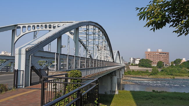 群馬前橋に出張した．当初は日帰りのつもりだったが，懇親会がおそくなるとおもわれ，タクシーで東京まで帰るようだと．それも大変なので，泊ることにした．当初1705発のむさしの2号に立川から乗車したが，信号故障で大幅に遅れ，予定の列車に乗れず，1818発MAXたにがわ421号で1851高崎着．タクシーで仕事先のホテルSandersonには開始時刻の1930．大急ぎで仕事，懇親会は2200には終わった．翌日は0650から0750まで利根川，群馬大橋，県庁，前橋公演と散歩．天気も良くからっとしていてうきうきした散歩だった．朝食はまあまあ．全体には三つ星ホテル．しかし以前お仕事もここで行ったので，前橋ではよいホテルなのだろう．翌日は0840にホテルをタクシーで出発．0931MAXとき312号で大宮に帰った．その後遅ればせながら仕事．本当のとんぼ返りだが，自分の記録のためブログとした，