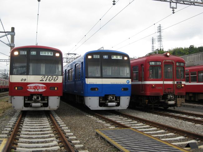 赤い電車でおなじみの京浜急行の「京急ファミリー鉄道フェスタ２０１０<br />」へ行ってきました。<br />出来れば電車で会場まで行きたかったのですが、娘が１１ヶ月なのでやむを得ず、車で会場近くまで行きました。<br />初めての参加なのでワクワクでした。