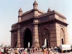 世界で一番土地が高い街 BOMBAY （ボンベイ）に建つ凱旋門に似た「インド門」