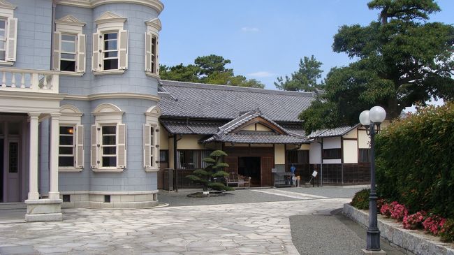 駐車場に停まった観光バスの乗客は、六華苑と云う所から帰って来ていた。<br />六華苑の駐車場が別にあり、炎天下のこの駐車場から六華苑の駐車場に移ったが、残念ながら日影が無かった。<br />ゴンママがゴンちゃんを見ているので、一人で行けと云う。<br />ゴンちゃんをゴンママに任せて、駆け足で見て来ました。<br /><br />桑名市観光のページ・・・<br />http://kanko.city.kuwana.mie.jp/machi/rokkaen/index.html<br /><br />写真は、左の洋館と入口のある和館。