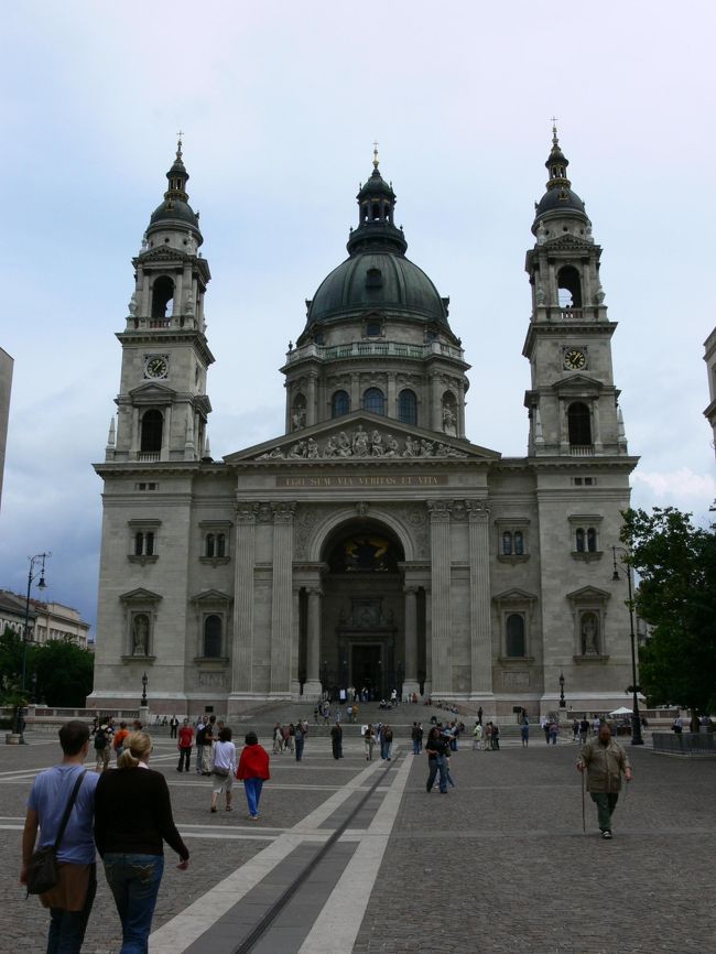 さて、久々のブダペスト観光です。<br /><br />お散歩がてらホテルから徒歩で聖イシュトバーン大聖堂へ。<br />大聖堂の前は大きな広場になっていて<br />夏にはよく野外コンサートが開かれています。<br /><br />聖イシュトヴァーン大聖堂は建国1000年を記念して造られた建物。<br />ハンガリー人にとっても重要な意味を持つ建物だそうです。<br />(でも一度崩壊したらしい。。。)<br /><br />ちょうど、聖堂で結婚式が行なわれていて<br />観光客を含めて祝福されました。<br /><br />私なぜかこういっった所で結婚式に出くわす事が多く。。。<br />土日の観光だからかな？？