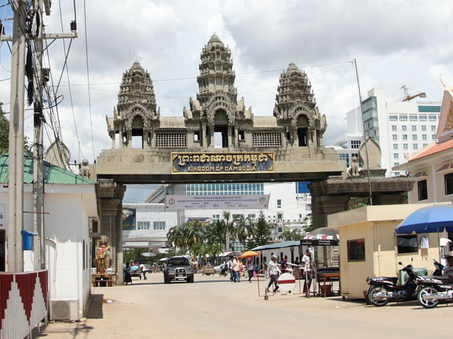 久しぶりの海外旅行はタイのお隣、カンボジアへ。<br />カンボジアの国境を越えるのは今回二度目。<br />以前はビザ延長のための国境越えで、タイを出国、カンボジア入国、30分ほどの手続き後すぐにカンボジアを出国しタイに戻ってきました。<br />1日のトリップで往復8時間以上車に乗っていたと記憶しています。<br />今回はタイの国境アランヤプラテートからカンボジア国境ポイペトに入りました。<br /><br />朝6:30カオサンの旅行会社前に集合。<br />45分になってやっとタイ人のスタッフが迎えに来てくれてミニバスまで案内してくれました。<br />何人乗るのか?<br />日本人はいるのか?<br />と聞くと韓国人2人、欧米人が7人、日本人はわたしだけで計10人で乗合になるとのこと。<br /><br />そんなやり取りをしながら他のゲストを待つも来ない.....<br />先に宿泊先ホテルでピックアップのゲストを迎えに行き、また元の場所に戻って遅れてきたゲストをピックアップ。<br />結局、全員揃って出発したのは7:50。<br /><br />日本人は比較的時間には厳格なのだと思いますが、外国ではあまり気にならないのでしょう。<br />わたし自身タイで生活していると時間のゆるさにも慣れてしまっています。(^^;;<br /><br />出発は遅れましたが旅が始まりました。<br />マイペンライで楽しみましょう。(^^)<br /><br />07:50 カオサン出発<br />　　　途中休憩1回<br />11:20 国境近くの食堂に到着<br />　　　ここでビザを持っていない人は申請手続き<br />　　　昼食を摂る事も可能<br />12:00 国境に向かい出国、入国手続き<br />13:30 カンボジアに入国後バスターミナルに移動<br />　　　ツーリストバスもありますが、このツアーは行きのみタクシーの設定。<br />16:00 GHに到着<br />　　　　<br />チェックイン後、現地の日本語ガイドさんとスケジュールの確認。<br /><br />ウエルカムドリンクのビールを頂いた後、自転車をレンタルして街の探索。<br />大通りからGHまでは街灯もなく、途中から道路も未舗装。<br />夜間の外出は控えた方が良さそう。<br /><br />（参考までに）<br />(1)カンボジアの通貨はあまり流通していないらしく、USドルがあれば十分。<br />また、タイバーツも使用可能なので、国境で両替を勧められても断った方がよさそうです。（旅行会社からアドバイスを頂きました。）<br /><br />レストランの支払いや買い物などUSドルでOKですが、おつりがある場合リエルの場合があります。<br />2010年6月13日現在　1USドル＝4,000リエル<br /><br />(2)移動時の乗り物を勝手に変えられたり降車地を変更されたりすることがあるので、バウチャーをしっかり確認しておく。<br /><br />実際に今回、宿泊予定のGHまでは行かないのでこの先はツゥクツゥクで行ってくれと言われ、別のホテル前で降ろされそうになりました。<br />バウチャーを見せて記載のGHまで送ってもらいましたが.....<br /><br />改めて、予約内容などをしっかり確認しておかないと騙されたと気づかない事もあるのではないかと感じました。