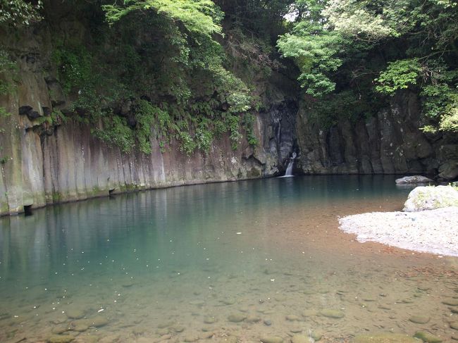 月曜から火曜日にかけて仕事で箱根に泊まることになりました。せっかくなのでいつものように仕事を利用して土日に滝めぐりをすることにしました。三島を拠点に神奈川県の日本の滝百選の洒水の滝と静岡県東部の滝めぐり、そして百名山の天城山に登る計画を立てました。<br /><br />洒水の滝から宿泊地である三島へ戻る途中、裾野市の滝めぐりをしました。<br /><br />景ヶ島九折滝滝見難易度：１、屏風岩の滝滝見難易度：２、五竜の滝滝見難易度：１<br />参考　滝見難易度０：道路から見える、１：片道徒歩５分以内、２：片道徒歩１５分以内、３：片道徒歩３０分以内、４：片道徒歩１時間以内、５：片道徒歩２時間以内、６：片道徒歩２時間以上もしくは２時間以内でも特別な装備が必要な場合など。私の旅行記ではほとんど出現することはないと思われる。<br />注意　滝見難易度はあくまで私の主観によるものであり、また季節や天候により難易度が上がる場合もあります。私の旅行記を参考にされて、「違うかったやんけ」とおっしゃられても責任は負えませんのでご了承ください。また、難易度が高い場合はできる限り単独行は避けるようお願いします。