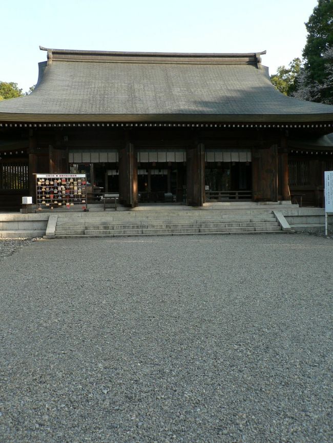 吉野神宮(よしのじんぐう)は、後醍醐天皇(ごだいごてんのう1288−1339年)を祭神とする神社。南朝の後村上天皇(ごむらかみてんのう1328−1368年)は、父・後醍醐天皇崩御後後醍醐天皇像を吉水院に安置した。吉水院は神仏分離により1873年に神社となり吉水神社に改称された。1889年に後醍醐天皇を祀る吉野宮の創建が、明治天皇(めいじてんのう1852−1912年)の意向で決定し1892年に社殿が竣工、吉水神社から後醍醐天皇像が遷座されている。本殿・拝殿・神門は後後醍醐天皇が帰還を熱望したが果たせなかった京都の方角・北向きに建てられた総檜造で近代神社建築の代表とされている。吉野神宮の近くには村上 義光(むらかみ よしてる、生年不詳 – 1333年)の墓がある。村上 義光は後醍醐天皇の皇子・護良親王(もりよししんのう1308−1335年)の忠臣として知られ、1333年に幕府方の二階堂貞藤(にかいどう さだふじ1267−1335年)が6万余騎を率いて吉野山に攻め入った際、護良親王の鎧を着て身代わりとなって自刃した(太平記)とされている。吉野神宮周辺の桜は下千本として知られているが4月8日は散り始めだった。(写真は吉野神宮)