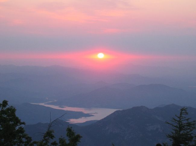 <br />もう5年前になりますが、泰山の山頂から見た朝日は、今まで見た中で一番美しい朝日でした。<br />（ほとんど朝日の写真しかなくてごめんなさい。）<br /><br />■1日目■<br />北京よりバスで泰山へ。<br />ロープウェイで山頂まで。山頂のホテルで宿泊。<br /><br />■2日目■<br />朝日を鑑賞後、徒歩で下山。<br />バスで北京へ。<br /><br />移動手段に関しては記憶が曖昧で、バスに乗ったことだけは覚えているのですが、列車も利用したかもしれません。<br />参考にならない旅行記で申し訳ありません…<br />