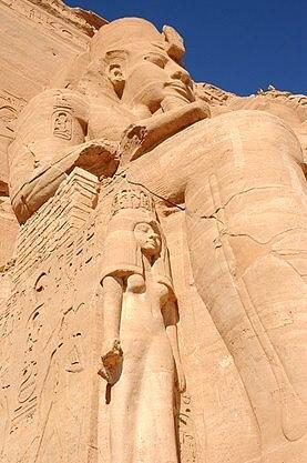 この日は、いよいよスーダンと国境を接するエジプト最南端のアブ・シンベルの地へ飛んで、アブ・シンベル大神殿と小神殿を見学予定。<br /><br />ナイル川をアスワン・ハイ・ダムで堰き止めた結果できたナセル湖や、そのナセル湖に水没するかもしれなかったアブ・シンベル大神殿、小神殿を救った話は、現代の歴史にも関わる話でおもしろいと思うSUR SHANGHAI。<br /><br />そのナセル湖もアブ・シンベルの神殿も今日は二つとも見られるのかと思うと、感激も倍。<br />この地もやっとこの目で見られるんだな、と期待しつつお出かけしてみます。<br /><br />表紙の画像は、アブ・シンベル大神殿入り口に４体あるラムセス２世像の一つ。<br />足元に立っているのは、王妃ネフェルトアリの像。