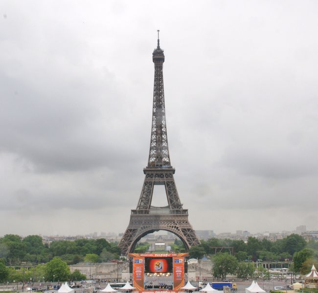 初めて、ヨーロッパ、フランスに行って来ました。<br /><br />5日目・・午前、パリ市内観光<br />　　　　　　　　ルーヴル美術館、シャイヨ-宮他<br /><br />　　　　　午後、ヴェルサイユ宮殿