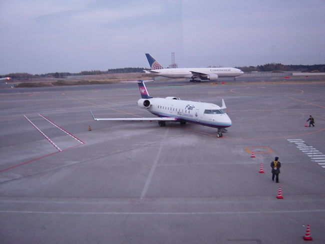 もうずいぶん前のことになるが、<br />成田空港より小型ジェットに乗り、<br />仙台空港まで行き、レンタカーで秋保温泉へ<br />日帰り入浴なんてことやりましたー。<br />今考えるとマイレージをもったいなく使って<br />しまったのですが、当時は期限があったので、<br />現在ある程度期限無しマイレージはいいですね。<br /><br />成田よりまるで海外旅行へ飛び立つプライベート<br />ジェットでってな雰囲気で、乗り心地もまあまあ<br />満足、下界がようく見えて、見とれているまに<br />４５分で仙台空港へ。<br />そこからは６時間の格安レンタカーで秋保まで。。<br />川沿いのいい露天風呂でしたよー。