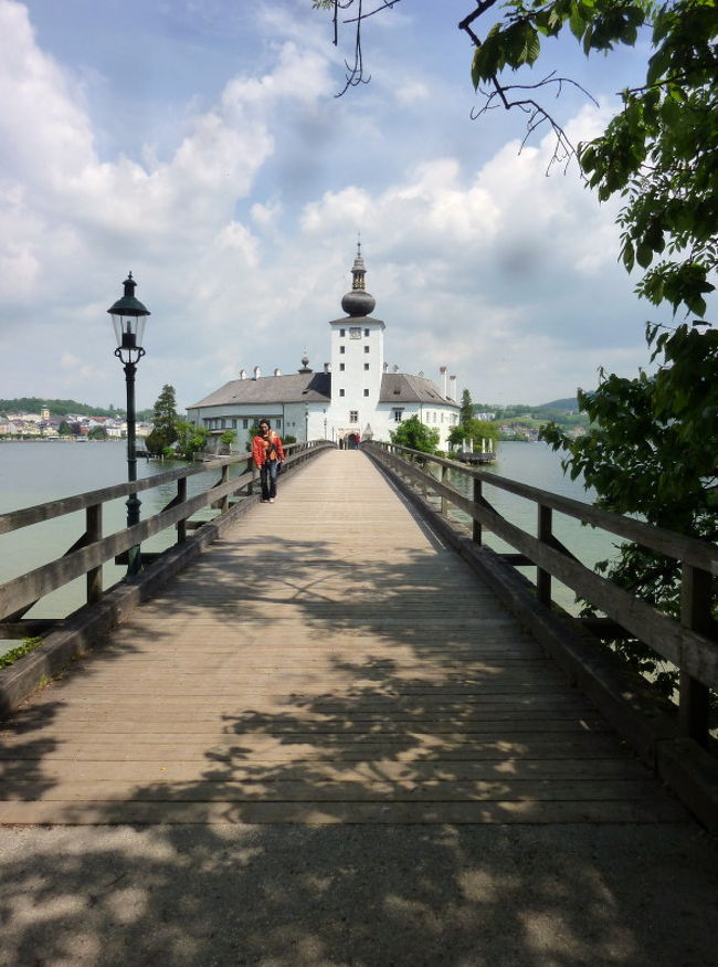1: グラーツ(Graz)からクリムル(Krimml)<br />2: クリムルからゲルロス峠(Gerlos pess)を抜けてツィラータール(Zillertal)のリード(Ried)へ。(4泊)<br />3: アッヘン湖(Achensee)<br />4: シュヴァーツ(Schwaz)<br />5: シュタンス(Stans)<br />6: チロルからザルツカンマーグートへ移動。途中ラッテンベルク(Rattenberg)<br />7: クーフシュタイン(Kufstein)<br />8: グムンデン(Gmunden)(1泊)<br />9: バートイシュル(Bad Ischl)(2泊)<br />10: ハルシュタット(Hallstatt)<br /><br /><br />のスケジュールで。<br /><br />旅行記5はグムンデン。<br />