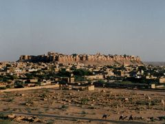 JAISALMER （ジャイサルメール）の砂の海に浮かぶ古城
