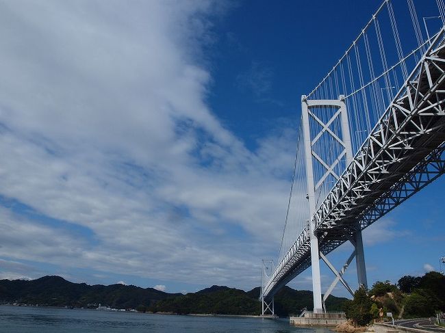 広島旅行最終日はしまなみ海道を楽しみます。<br /><br />以前にしまなみ海道は自転車や徒歩でも行ける！というのを知り<br />「おおお〜これは自転車で渡って見たい！！！」<br />と思ったんです。<br /><br />しか〜〜〜し！<br />年齢的に尾道から今治まで完走するのは難しい・・・＾＾；；<br />半分ぐらいなら行けるかなぁと思い、<br /><br />尾　道<br />　↓　船<br />向　島<br />　↓<br />因　島<br />　↓　<br />生口島<br />　↓　高速船<br />尾　道<br /><br />という計画を立てました。<br />広島県の３島を巡るサイクリングの旅のはじまり〜♪<br /><br />*ふーのしまなみ海道サイクリング旅行記*<br />ママチャリで走ろう　しまなみ海道No.１＜向島と除虫菊咲く因島編＞ 2010.5<br />こちらの旅行記です<br /><br />ママチャリで走ろう　しまなみ海道No.２＜うま〜いたこ料理とレモンの生口島編＞ 2010.5<br />http://4travel.jp/traveler/rinto/album/10473424/<br /><br />ママチャリで走ろう　しまなみ海道No.3＜生口島から大三島そして伯方の塩ラーメンを求めて伯方島へ＞ 2011.6<br />http://4travel.jp/traveler/rinto/album/10572543/<br /><br />ママチャリで走ろう　しまなみ海道NO.4＜バラ香る大島と馬島の夕日　来島海峡大橋を渡り今治に到着＞2011.6<br />http://4travel.jp/traveler/rinto/album/10573372