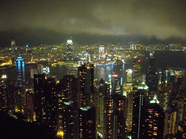 久しぶりに香港へ行きました〜♪<br /><br />梅雨前線は北上し天気も良く、夜景もばっちり見ることが出来ました。<br />1泊2日だったので駆け足の香港旅行です!!