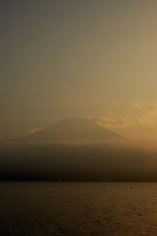 またまた山中湖へ行ってまいりました〜（＾＾）<br />少々カメラをもったおじさま達が居ましたけど、とても静かでした♪<br /><br />夕方になると、見えそうで見えなかった富士山が・・・ッ！<br /><br />このつづきは下へ！（＾＾）