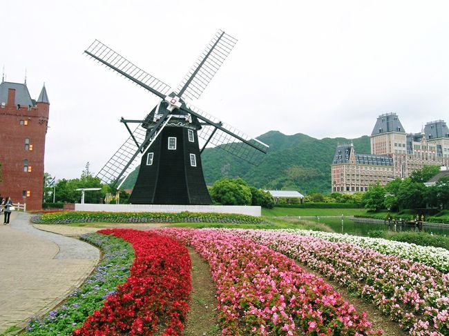 ハウステンボス・長崎の旅 2004.5.28~5.31<br /><br />この旅行記は2004年5月末に計画した西安・北京の旅が新型風邪サーズの流行で急遽取り止めとなり、その代わりとして同じ3泊4日の日程で行ったハウステンボス・長崎の旅行のものです。<br />西安・北京には翌年の同じ時期に行くことができました。<br />羽田から長崎空港まではANAを利用し、連絡船でハウステンボスへ行き、2泊して翌朝バスで長崎へ移動しました。長崎では午前中ガイド付きの半日観光を楽しみ、午後と1泊した翌日の午後までは自由行動をとりました。帰りはバスで長崎空港まで行きました。<br /><br />私の旅行ブログは今まで海外旅行のものばかりでしたので、海外偏重主義でないところを紹介しようと思い編集しました。今後も京都、金沢、都内や自宅近郊の小さな旅などを季節に沿って公開します。<br /><br />ハウステンボスはご承知の通りオランダのアムステルダムの運河に囲まれた街並みを模して、大村湾の北端の佐世保市に18年程前(1992.3.25オープン)に造られたもので、出張で何度か訪れたアムステルダムの雰囲気がとても気に入りました。ちなみに現在修復中の東京駅の丸の内側の駅舎のデザインは、専門的には建築様式が異なるものの、見た目はアムステルダム中央駅にそっくりです。<br />なかでもホテル・ヨーロッパの格調高い外観デザインに惹かれ、旅行のコースは迷わずそこに泊まるものにしました。<br />その魅力的なコンセプトにもかかわらず、交通の便、エンターテイメント性、大都市からの距離などから競合するテーマパークの後塵を拝し、近年は経営危機状態でしたが、2010年2月に旅行大手のエイチ・アイ・エスHISが経営支援に乗り出したとの報道がありました。<br />私は年齢によるところが大きいとは思いますが、人気のテーマパークより気に入りました。<br />滞在型リゾートのコンセプトが自分に合っているようです。<br />一人でも多くの皆様に、ハウステンボスの魅力が伝わることを期待して、旅行写真集を編集しました。<br /><br />ハウステンボス・長崎の旅 2004②長崎の今と昔(白黒写真)<br />http://4travel.jp/traveler/810766/album/10472980/<br /><br />撮影 Nikon Coolpix 5400 サイズ1600×1200(50%resize)<br />編集・公開 2010.6.23<br /><br />ハウステンボス業績報道 2010.12.2日本経済新聞<br />HISの支援を受けたハウステンボスの10年4-9前期の経常損益が1992年の開業以来初の黒字、4億円強となった。11年3月の業績は10億円の経常黒字の見込み。 <br />おめでとう!よく頑張った。感動した。(怪我を押して優勝した横綱貴乃花の表彰式での小泉首相の挨拶の真似です)<br /><br /><a href="http://blog.with2.net/link.php?1581210">人気ブログランキングへ</a><br />