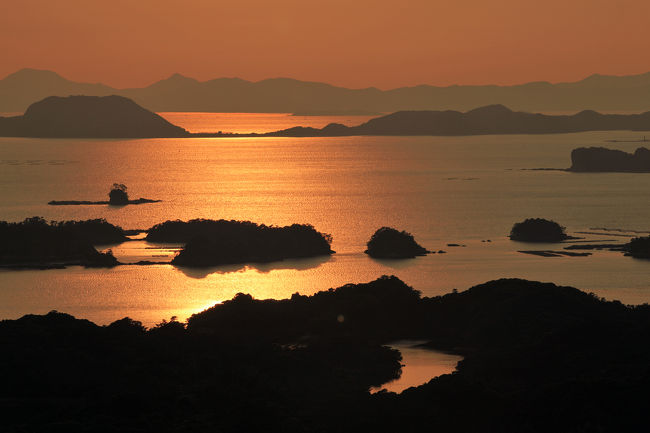 <br /><br /><br />長崎県佐世保市の西エリア、多島美の西海国立公園。<br />その中で特に美しいとされているのが九十九島（くじゅうくしま）。<br /><br />多島リアス式海岸の代表的景観でその絶景を見下ろすのが「九十九島八景」<br />そこから眺める夕景は、四季折々で人々を魅了する。<br />夕陽によって海に黄金色の橋が架かり、それが島々を繋ぐ様、言葉を失います。<br /><br />九十九島八景はいずれも佐世保市で<br /><br />・　弓張岳展望台<br />・　展海峰<br />・　鵜渡越展望台<br />・　石岳展望台<br />・　船越展望所<br />・　高島番岳<br />・　冷水岳公園<br />・　長串山公園<br /><br />となります。<br /><br />石岳展望所が日本の夕陽百選となっていますが、<br />６月は太陽が山の方向に沈む為、島に沈む展海峰にて撮影をしました。<br /><br />展海峰は造られたのが比較的新しい展望台で、<br />既存のそれらより街中から遠い為、メジャー化せずにいましたが、<br />近年、駐車場も整備されており、又、より広い範囲が見渡せる為、<br />人気化することは必至でしょう。