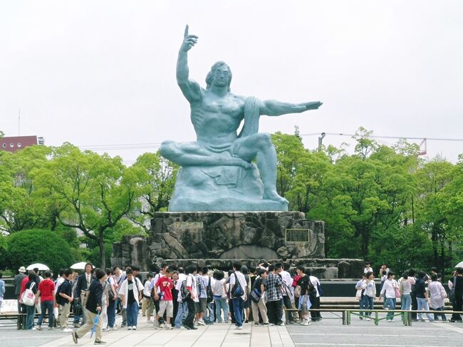 2004ハウステンボス・長崎の旅 2004.5.28~5.31<br /><br />この旅行記は2004年5月末に計画した西安・北京の旅が新型風邪サーズの流行で急遽取り止めとなり、その代わりとして同じ3泊4日の日程で行ったハウステンボス・長崎の旅行のものです。<br />私の旅行ブログは今まで海外旅行のものばかりでしたので、海外偏重主義でないところを紹介しようと思い編集しました。今後も京都、金沢、都内や自宅近郊の小さな旅などを季節に沿って公開します。<br /><br />長崎は1968年に、今で言う卒業旅行で行って以来実に36年ぶりの旅行でした。長崎の街は歴史が長く、長崎湾を中心にすり鉢状に発達した地形的特徴があるためか、街並みが昔と大きく変わった印象はありませんでした。グラバー園(グラバー邸などの西洋館がある公園)、大浦天主堂や浦上天主堂周辺を見て歩きましたが懐かしい景色にいくつも出会うことができました。<br /><br />今年になって開設したホームページ「旅行写真展示室」に載せるために、九州一周の卒業旅行の写真のネガをデジタル・データ化しましたので、今回の旅行先の長崎と佐世保のモノクロ写真を掲載することにしました。<br />同年代の方には興味を持っていただけると思います。感想等あればぜひお寄せください。<br />昔のネガを保管した缶から取り出すと、フィルムを現像した時の酢酸の匂いが残っており、タイムカプセルを開けたような懐かしさがありました。<br /><br />ハウステンボス・長崎の旅 2004①ハウステンボス<br />http://4travel.jp/traveler/810766/album/10472845/ <br /><br />撮影 Nikon Coolpix 5400 サイズ1600×1200(50%resize)<br /> CANON FT 50/1.4 FUJI FILM ASA100(卒業旅行)<br /><br />編集・公開 2010.6.24<br /><br /><a href="http://blog.with2.net/link.php?1581210">人気ブログランキングへ</a><br />