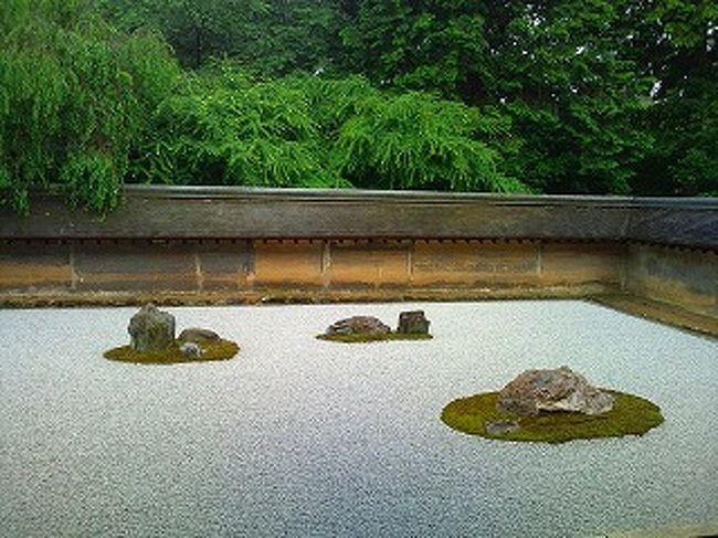 京都の龍安寺へ行ってきました。<br />雨が降っていたので、お寺の外観の写真が撮れませんでした(￣ヘ￣；)<br /><br />団体旅行で特別拝観ということで隅々まで観させていただきました。